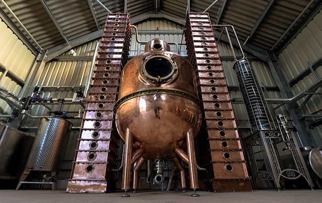 牛津工匠酒厂使用古老的遗产谷物蒸馏烈酒