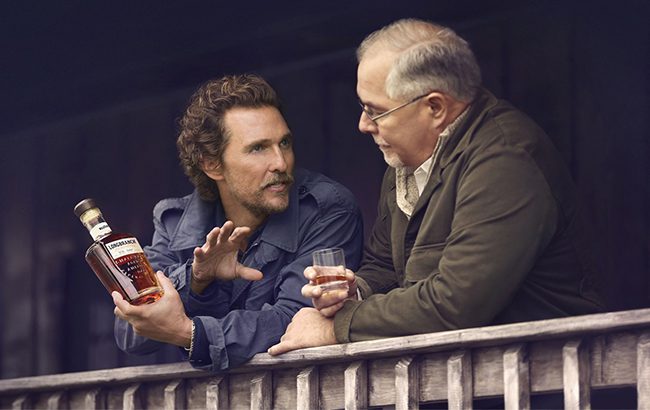 马修·麦康纳（Matthew McConaughey）和大师酿酒师埃迪·罗素（Eddie Russell）发射野火鸡长桥