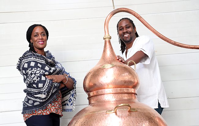 Matugga Distillers首席执行官Jacine Rutasikwa和大师Distiller Paul Rutasikwa